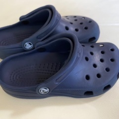 crocs 子供用サンダル  22cm J4  紺色の画像
