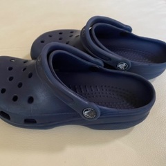 crocs 子供用サンダル  22cm J4  紺色の画像