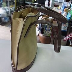 セール中につき、通常特価4,378円より30%引きの3,064円!　【⑬】KITAMURA　キタムラ　ハンドバッグ　ポーチ付き　ミニトートバッグ　スエード　ベージュの画像
