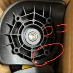 スーツケースのタイヤ4つの画像