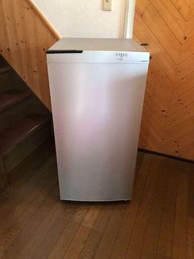 【7日引取予定進行中】シルバーの縦型１ドア　95L　冷凍庫　古いですが冷えてます！耐熱100度テーブルボード付き