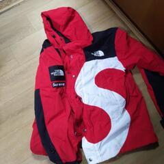 シュプリームとTHENORTHFACEのコラボジヤンパーの画像