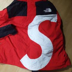 シュプリームとTHENORTHFACEのコラボジヤンパーの画像