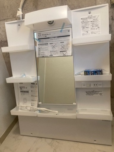新品ミラーキャビネット