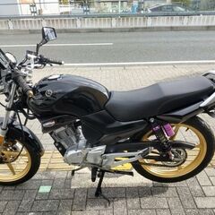 ヤマハ　ＹＢＲ１２５　ハンドル・マフラー・Ｒサス・ＬＥＤカスタム・４サイクルミッション車の画像