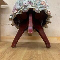 イス 椅子 回転イス 木製 座面カバー剥がれ 花柄カバー付 中古の画像