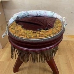 イス 椅子 回転イス 木製 座面カバー剥がれ 花柄カバー付 中古の画像