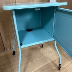 IKEA ベッドサイドテーブルの画像
