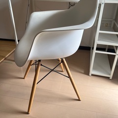 イームズチェアの画像