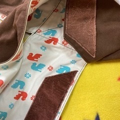 【中古】ベーシック抱っこひも クロス型 ブラウン 茶色 内側は白地に鳥・花イラスト 簡単装着 被るだけで装着 赤ちゃんを入れるだけ♬ 簡単だっこ♬   の画像