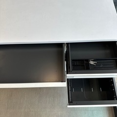 美品⭐︎オカムラ オフィス用家具 机の画像
