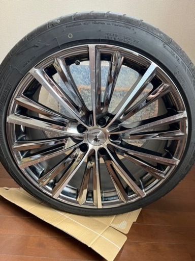 車のパーツ タイヤ、ホイール