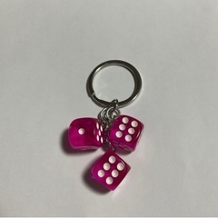 サイコロ　キーホルダー　濃いピンク