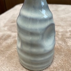 持ちやすい指に応じた凹みのある徳利　とっくりの画像