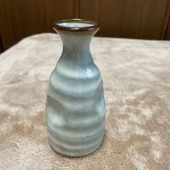 持ちやすい指に応じた凹みのある徳利　とっくりの画像