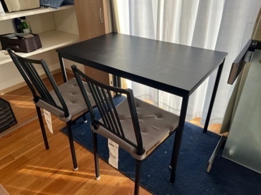 IKEAのダイニングテーブルと椅子２つ