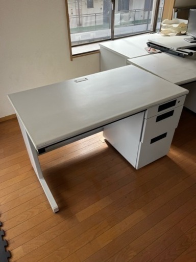 オフィスデスク　ホワイト　鍵付き　在庫1