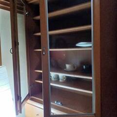 綺麗な食器棚兼書類棚