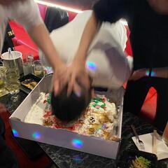 超客層良い楽しいカラオケバーです‼️スタッフ&送迎ドライバーも募集中。麻布十番で25年やってます店主が新店舗を2022年10/1オープン❗賑やかなお店で盛り上げ好きな方々大募集❗芸人や役者、歌手など在籍で一緒に楽しく働きませんか？アルバイト、社員、港区、カラオケバー、パブ、明るい店、客層抜群の画像