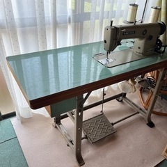 職業用電動ミシンの画像