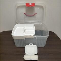 救急箱と携帯用薬ケースの画像