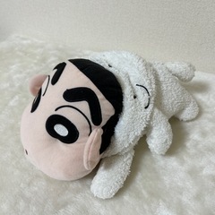 【600円〜400円】に値引き　クレヨンしんちゃん(シロの被り物を着た) ぬいぐるみの画像