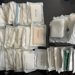 使い捨てスリッパ、髭剃り、ボディースポンジ、くしの画像