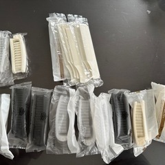 使い捨てスリッパ、髭剃り、ボディースポンジ、くしの画像