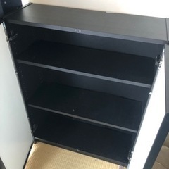 【値下げした】IKEAドア付き本棚 80x28x106 cmの画像