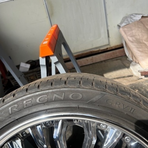 車のパーツ タイヤ、ホイール