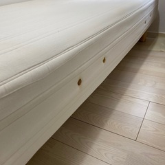 値下げ！【引越】シングルベッド　足つきマットレスタイプの画像