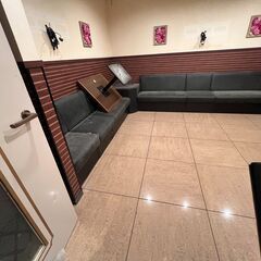 カラオケボックスのソファ大量の画像