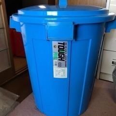 ごみ箱 巨大バケツ 100L（雨水の貯蔵、メダカの水槽、農業、園芸、アウトドアなどに）フタ付き 美品の画像