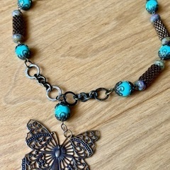 ターコイズの蝶々のネックレスとブレスレットをセットでの画像