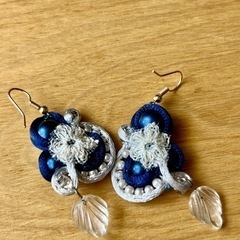 瑠璃色のピアス　アンティークレースの画像