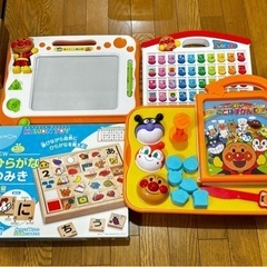 知育玩具、砂場セット、お絵かきボード