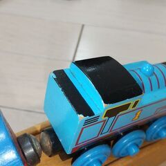 木の電車おもちゃ（機関車トーマスシリーズつき）の画像