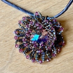 スワロフスキーの大きなお花のペンダントトップの画像