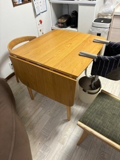 テーブルとイス2脚セット