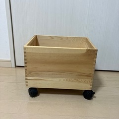 キャスター付きボックス　木製の画像