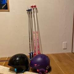 子供用スキーストック二本、子供用スキーヘルメット二個