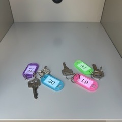 4人用　鍵付きロッカー　中古の画像