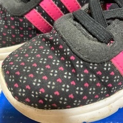 【adidas】ブラック×ピンク　スニーカー　14cmの画像