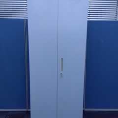 リサイクルデポ鹿児島店　鍵付き両開き書庫　内田洋行製　幅900mm×奥行450mm×高さ2150mm(ベース込み)の画像
