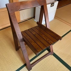 太くてしっかりした木製折り畳み椅子　ブラウン　洋風　家具 