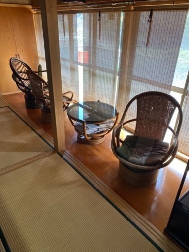 籐の家具セット　籐の回転式ハイバックチェア　籐の丸型ガラスローテーブル