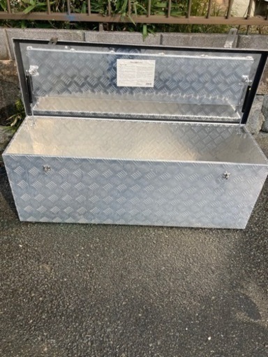 アルミの物入れ