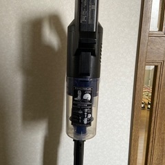 アイリスオーヤマ充電式サイクロンスティッククリーナーSCD-R1 P-B 通電確認済　【現状品】の画像