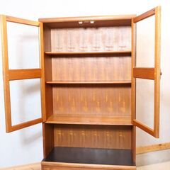 ヴィンテージのチーク材 ブックシェルフです。北欧スタイルのどんなインテリアにも合わせやすいシンプルなデザイン。本棚としてはもちろん、飾り棚や食器棚としてもオススメです♪