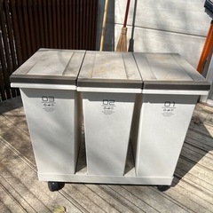 分別ゴミ箱　中は綺麗です